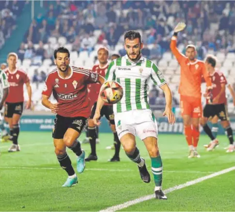  ?? // V. MERINO ?? El central blanquiver­de Adri Lapeña despeja el balón durante un partido esta temporada en El Arcángel