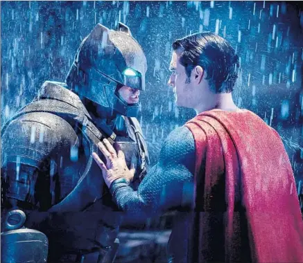  ?? Clay Enos
DC Comics / Warner Bros. ?? VENGEFUL BATMAN ( Ben Aff leck), left, takes on Superman ( Henry Cavill), whom he sees as a threat in “Batman v Superman.”
