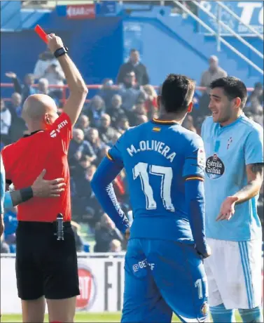  ??  ?? EL DETONANTE. González Fuertes expulsó a Maxi Gómez al enseñarle dos amarillas seguidas.