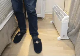 ?? FOTO: NIKLAS TALLQVIST ?? Det är kallt på golvet i Timo Lambergs lägenhet på sjätte våningen. Tofflor är ett måste.