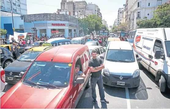  ?? Fernando Massobrio ?? Automóvile­s y colectivos quedaron atrapados por los cortes de calles