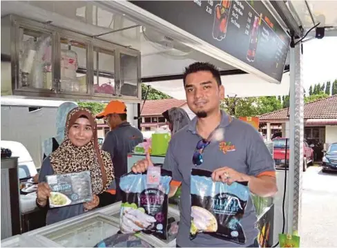  ??  ?? ANTARA produk sejuk beku berupa ikan tilapia, sotong serta udang yang dijual di atas trak makanan Pegro.