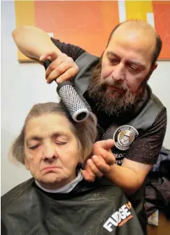  ?? Foto: Tim Zülch ?? Barbers Angel Freddy legt letzte Hand an Siegrids Frisur an.