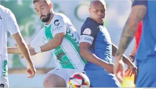  ?? SAN FERNANDO CD ?? Biabiany pugna ayer por el balón con un jugador del Antequera.