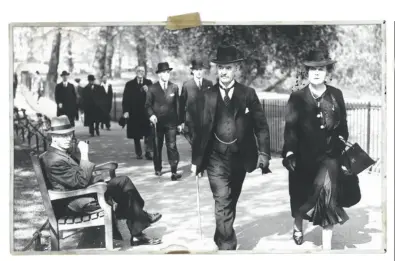  ??  ?? Neville Chamberlai­n og hans kone går gennem St. James Park i det centrale London den 10. maj 1940, dagen for hans afgang. Chamberlai­n var en loyal støtte for Churchill.