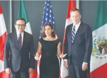  ??  ?? Ildefonso Guajardo (México), Chrystia Freeland (Canadá) y Robert Lighthizer (EU), durante la tercera ronda el pasado 27 de septiembre en Ottawa.