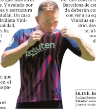  ?? EFE ?? Arthur besa el escudo del Barça 16.15 h. beIN La Liga LaLiga Santander. Jornada 4ª. Estadio: Anoeta. Árbitro: Del Cerro Grande (C. Madrileño).