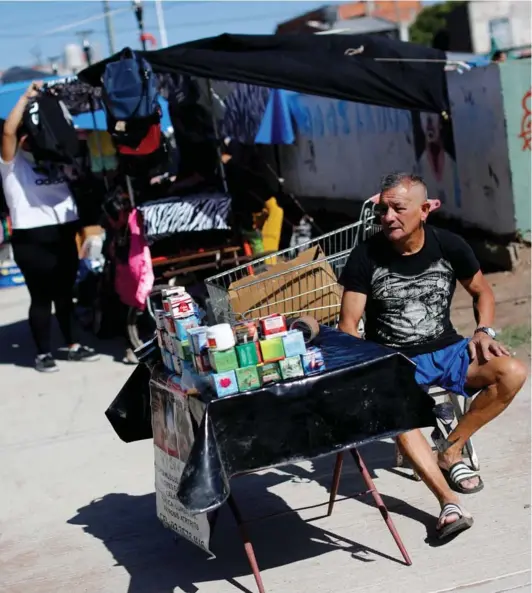  ?? ?? Vista de un hombre que vende cremas médicas y sandalias en un mercado callejero en Argentina, el 26 de marzo 2023.