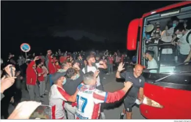  ?? ERASMO FENOY ?? Salva Ballesta saluda a la afición tras el ascenso del Algeciras y la vuelta del autobús al Mirador.