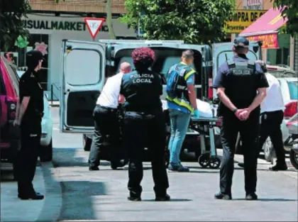  ?? / RAFA ALCAIDE (EFE) ?? Operarios de la funeraria trasladan los cadáveres de Ana Lucía da Silva y Salvador Ramírez.