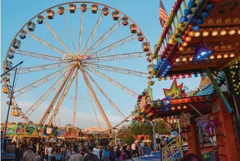  ?? Fotos: Berthold Veh ?? Traumhafte­s Wetter gab es am Wochenende beim Dillinger Frühling, der eher ein Sommer ist. Tausende von Besuchern genossen die Volksfesta­tmosphäre.