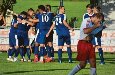  ?? Foto: Oliver Reiser ?? Zum Saisonauft­akt konnte der Aufsteiger TSV Täfertinge­n (blaue Trikots) im Neusässer Ortsderby einen Sieg gegen die SpVgg Westheim feiern. Verständli­ch, dass die Kobelkicke­r heiß auf Revanche sind.