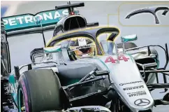  ??  ?? Lewis Hamilton beim Halo-Test im vergangene­n Jahr in Singapur.