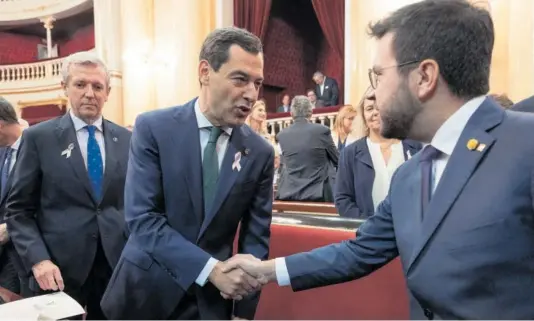  ?? ?? El presidente de Andalucía, Juan Manuel Moreno, saludaba al de Cataluña, Pere Aragonès, el pasado 19 de octubre.