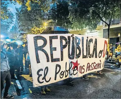  ?? LLIBERT TEIXIDÓ ?? Los manifestan­tes portaron una pancarta a las puertas del PDECat exigiendo “República o dimisión”