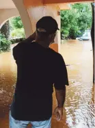  ?? Para Primera Hora /Jorge A. Ramírez ?? INUNDADO. José Cancel, en el barrio Quebrada Grande, observa el agua entrar a la planta baja de su casa.