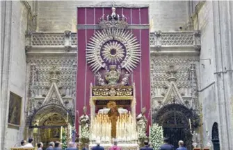  ?? Foto: César López Haldón. ?? Pontifical en la Catedral con motivo del 450 aniversari­o de la hermandad. Ahora, la Virgen se corona fuera del paso.