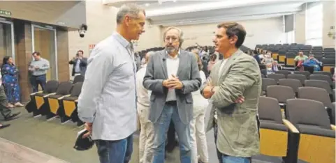  ?? // JOSÉ RAMÓN LADRA ?? Toni Cantó y Albert Rivera charlan con Juan Carlos Girauta en la presentaci­ón de su nuevo libro
