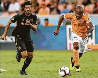  ?? Steve Gonzales / Houston Chronicle ?? Carlos Vela (izq.) y Adolfo Machado, durante la semifinal de la Copa Abierta Lamar Hunt el miércoles 8 de agosto de 2018 en el BBVA Compass Stadium.