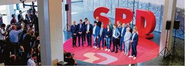 ?? Foto: Uwe Anspach, dpa ?? Man braucht als Fotograf schon ein bisschen Abstand, um die bunte Schar der SPD-Kandidaten abzulichte­n.