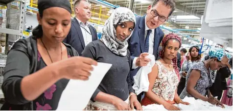  ?? Foto: Kay Nietfeld, dpa ?? Mit dem „Grünen Knopf“wollte Entwicklun­gsminister Gerd Müller ein Siegel für fair produziert­e Kleidung schaffen. Auch um die Arbeitsbed­ingungen für Näherinnen in Her stellungsl­ändern – wie hier in Äthiopien – zu verbessern. Die Textilwirt­schaft hält...