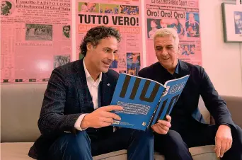  ??  ?? ● 1 Fabio Galante, 44 anni, con Evaristo Beccalossi, 61, nella redazione della Gazzetta mentre sfogliano il libro dedicato ai 110 anni dell’Inter ● 2 Un momento della sfida a calcio balilla ● 3-4 Galante e Beccalossi all’interno della redazione ● 5 Il...