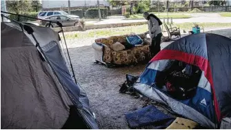  ?? Jon Shapley photos / Houston Chronicle ?? A man who calls himself “Mr. Wheeler Station” lives under a U.S. 59 overpass near downtown.