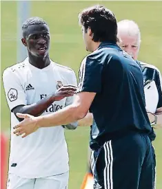  ??  ?? Santiago Solari conoce a Vinicius desde el Castilla y cuando llegó en lugar de Julen Lopetegui ha sabido potenciar al ex-flamengo.