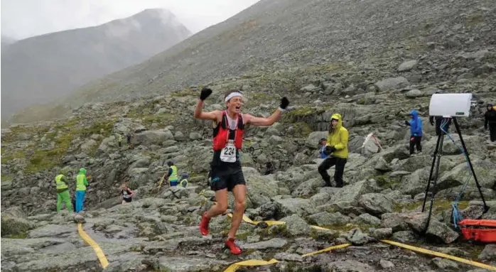  ?? FOTO: JAN ERIK SANDBAKK, SKÅLA OPP ?? JUBEL: Stian Øvergaard Aarvik kunne juble da han passerte målstreken ved Skålavatne­t.