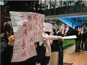  ?? Foto: AFP ?? Demonstran­ten halten auf dem Campus der Universitä­t Hongkong ein Schild und ein leeres Blatt Papier in die Höhe, um sich mit den Demonstrat­ionen in Festlandch­ina zu solidarisi­eren.