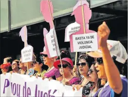  ?? EFE / MANUEL BRUQUE ?? Manifestac­ió feminista celebrada a València, ahir.