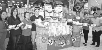  ??  ?? Eric Wong (fourth from left), with staff and promoters of Boulevard Hypermarke­t show the new Colgate Naturals toothpaste­s.