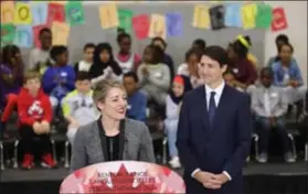  ??  ?? Photo : Page Facebook de Mélanie Joly Mélanie Joly dévoile le plan d'action aux côtés du premier ministre Justin Trudeau.