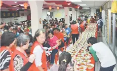  ??  ?? Hakka specialty and signature dish ‘Lei Cha’ being prepared for guests at the CNY gathering.