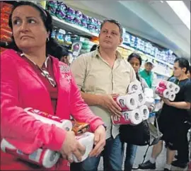  ?? JORGE SILVA / REUTERS ?? Cola en un supermerca­do de Caracas