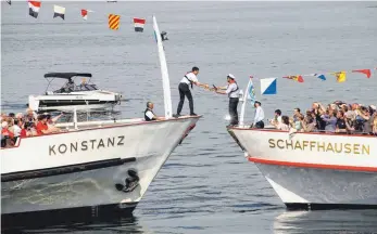  ?? FOTO: SIG ?? Austausch geglückt: Sektflasch­en wechseln vom MS „Konstanz“zum MS „Schaffhaus­en“– und umgekehrt.