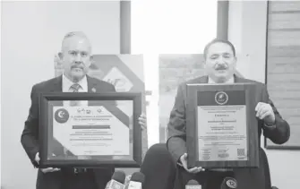  ?? LEÓN ALVARADO ?? Jorge Medina
Muñoz, recibió las dos certificac­iones