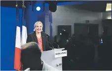  ??  ?? La candidata derechista Marine le Pen aceptó la derrota ante Macron, pero dijo que no estaba vencida.