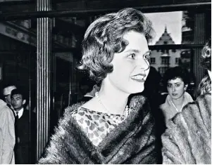  ?? ?? The Duchess in 1960: as a deb she had been hailed as one of the most beautiful girls of the season; below right, in 1951 with her mother the Duchess of Argyll and her stepfather the Duke of Argyll; below left, with Basil in the Spring Garden at Belvoir