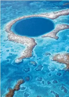  ?? FOTOS: DPA ?? Das Blue Hole ist dank Jacques Cousteau ein weltbekann­ter Tauchspot vor der Küste Belizes.