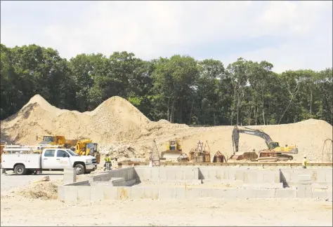  ?? Jordan Grice / Hearst Connecticu­t Media ?? Constructi­on of 202 apartment units on the former Canon USA site at 100 Oakview Drive is underway in Trumbull.