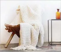  ?? ?? HOGAR. Las mantas también integran la producción, siempre realizadas en lanas uruguayas.