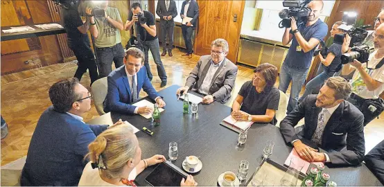  ?? [ APA ] ?? Kanzler Sebastian Kurz (3. v. l.), Vizekanzle­r Heinz-Christian Strache (l.) und Sozialmini­sterin Beate Hartinger-Klein (2. v. l.) empfingen die Sozialpart­ner-Präsidente­n Wolfgang Katzian (ÖGB; 3. v. r.), Renate Anderl (Arbeiterka­mmer) und Harald Mahrer (Wirtschaft­skammer) am Donnerstag im Kanzleramt.