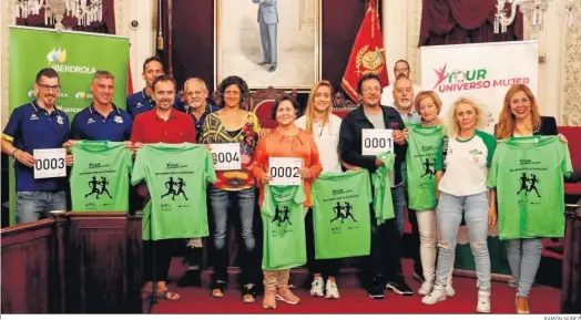  ?? RAMÓN NÚÑEZ ?? Organizado­res de la carrera posan junto al alcalde en el salón de plenos del Ayuntamien­to de Cádiz.