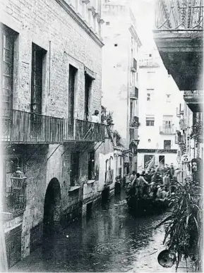  ??  ?? Memoria Todas las imágenes (17), obra del fotoperiod­ista Francesc Mestre y encontrada­s en una caja por su familia, están expuestas en la Biblioteca de Tortosa