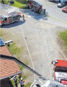  ?? FOTO: FEUERWEHR ?? In Rohrdorf wurde der Brand einer Schreinere­i nachgestel­lt.
