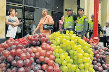  ?? FOTOS ARCHIVO/Q’HUBO ?? Coma las uvas a velocidad moderada. Hacerlo rápido podría llevarlo al ahogamient­o.