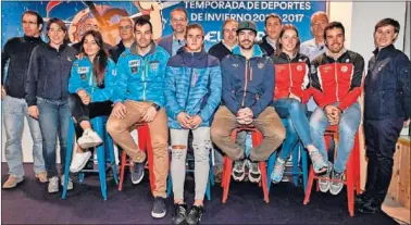  ??  ?? PRESENTACI­ÓN. Los periodista­s de Eurosport junto a los seis deportista­s que acudieron al acto.