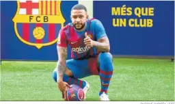  ?? QUIQUE GARCÍA / EFE ?? Memphis Depay posa como nuevo jugador del Barcelona.