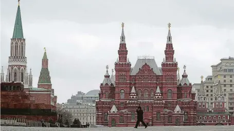  ?? FOTO REUTERS ?? Rudé náměstí v Moskvě je častým místem vojenských přehlídek. Nad tou plánovanou k výročí konce druhé světové války se však vznáší otazníky.